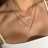 Gargantilla de cadena dorada con fecha de cumpleaños de los años 90